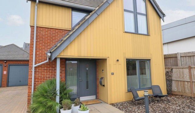 MANOR PARK VIEW, pet friendly, with a garden in Norwich