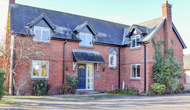 MANOR WOOD, pet friendly, luxury holiday cottage in Farndon