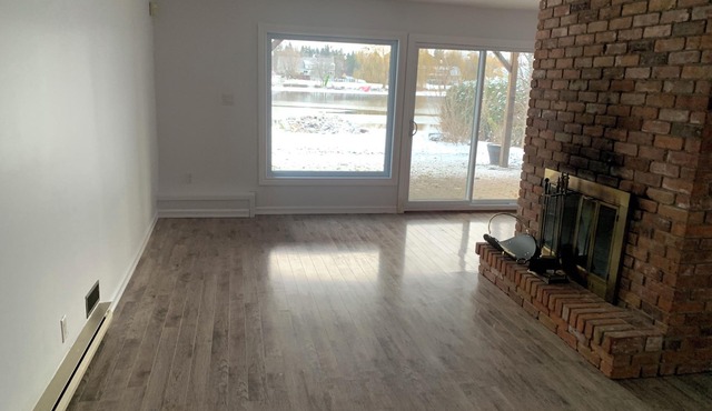 Manotick waterfront property. Walking distance to pubs restaurants. groceries.n