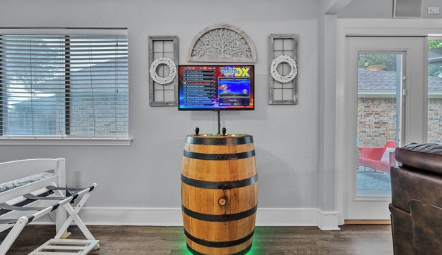 Mansfield Farmhouse, Hot Tub, Arcade, NearnAT&T Stadium, Sleeps 6 + Pets OK