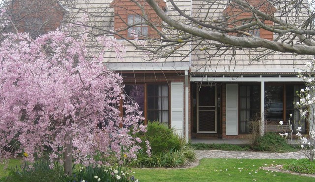 Mansfield House - Country Holiday Accommodation, Sleeps 10, up to 15