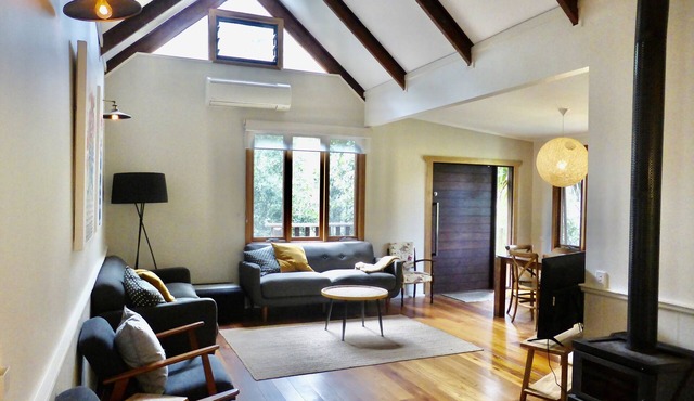 Mansfield on the Manning Wattle Cottage- country cottage on riverfront property