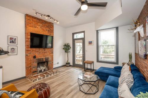 Mansfield Retreat - A Chic Downtown Experience