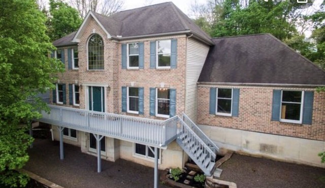 Mansión at a Prime Jim Thorpe Location-downtown