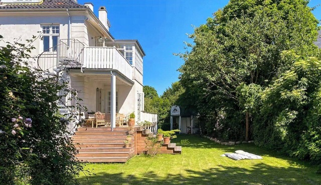 Mansion flat with garden near beach and centre