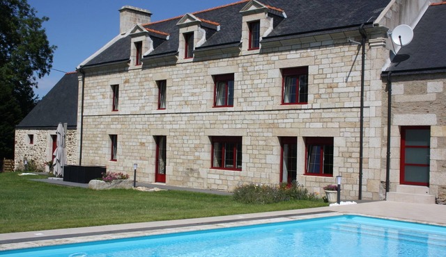 Mansion for 10 people with heated indoor pool