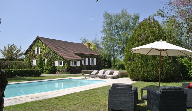 Mansion in Charrin by Loire with Pool