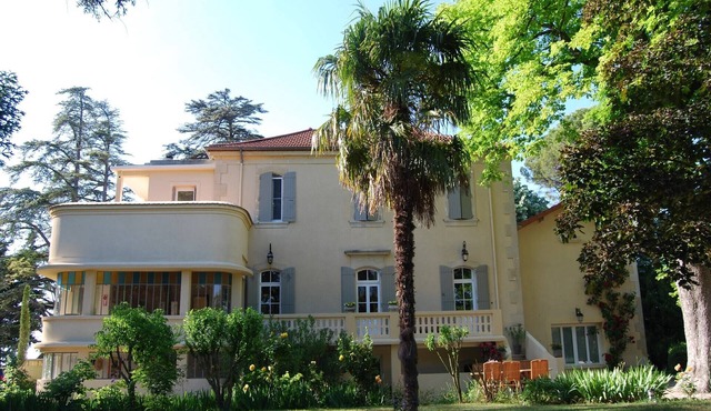 Mansion in Provence with Pool & Near Town