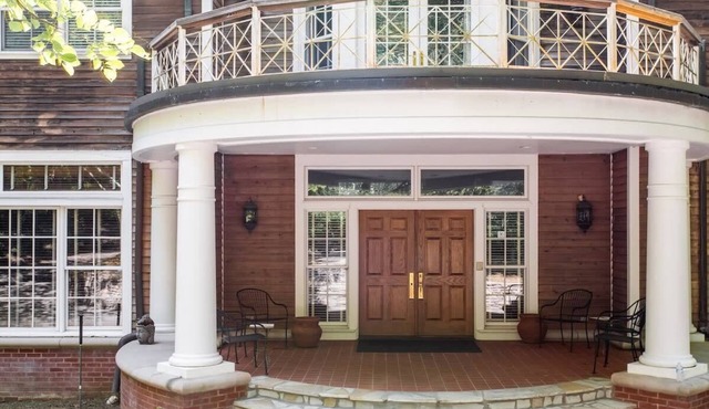 Mansion in Woods 4 bedroom apartment M2345