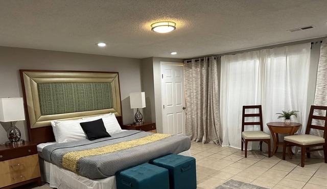 Mansion Near Germantown Shopping Colonial with 9 King Beds
