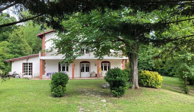 Mansion of an old farm, cottage in France, quiet and romantic stay in the Gers
