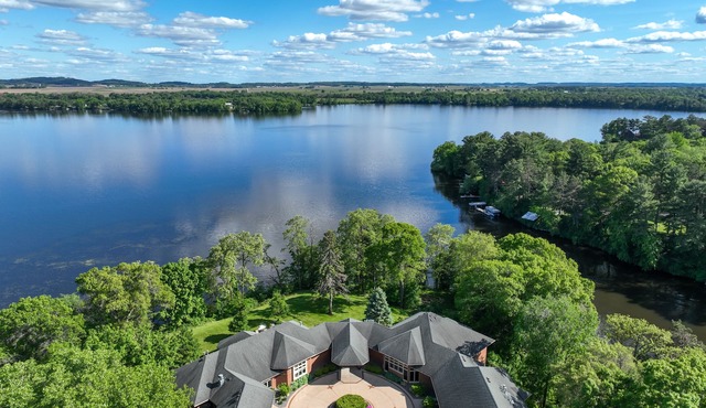 Mansion on Lake Tainter. Sleeps 20-28 guests. Jacuzzi tub,private en-suite rooms