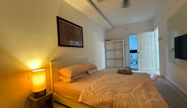 Mansion one Gurney Bay at George Town walk by to Gleneaglesnn