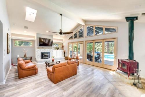 Mansion, Pool, Game Room