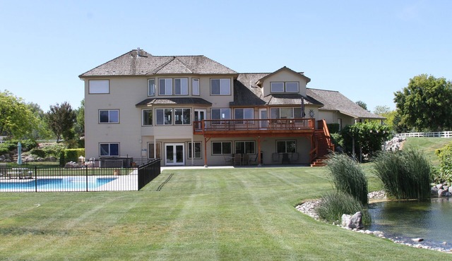 Mansion, pool, hot tub, 3 acres, private