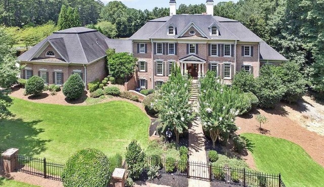 Mansion stay for big groups 8 miles from LakePoint Sports!