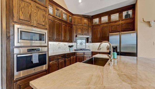 Mansion W/Theater, Game Room, Hot Tub & More