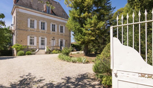 Mansion with large garden and swimming pool