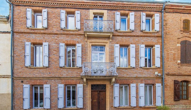 Mansion with Swimming Pool