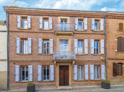 Mansion with Swimming Pool