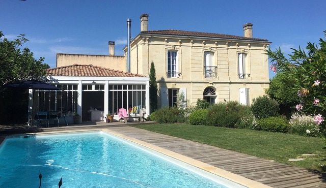 Mansion with swimming pool 15 minutes from Bordeaux