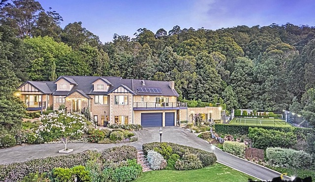 Mansion with views, pool, tennis court, bbq area and gardens near Sherbrooke