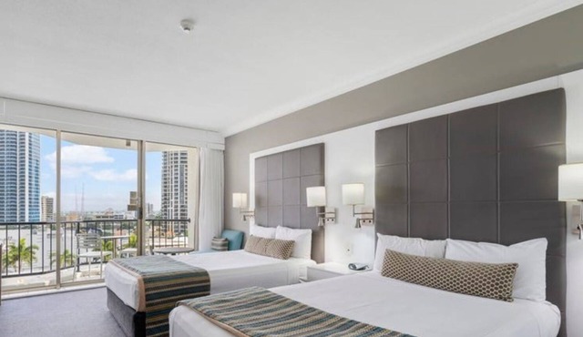 Mantra on View : Surfer's Paradise by Ready Set Stay - Linen, Unlimited WiFi