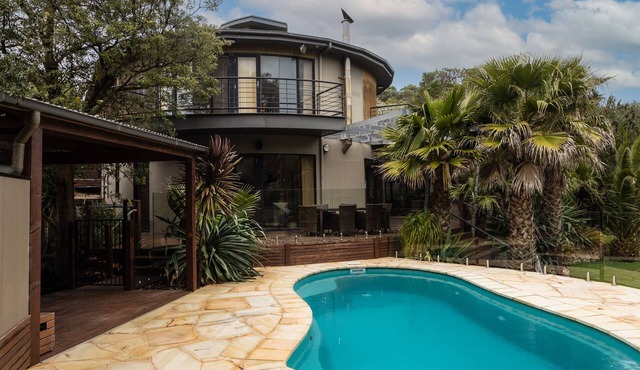 Manuka Retreat; Minutes' walk to the beach or Relax poolside, Wi-Fi, Linen