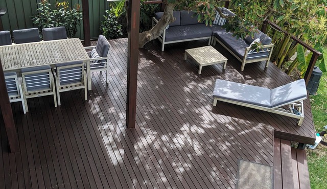 Manyana Beach Getaway:nSpacious house with large deck 2 mins walk to the beach.