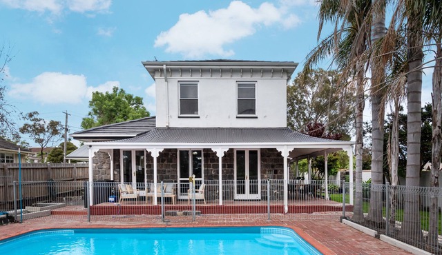 Manyung House in Mt Eliza with large pool