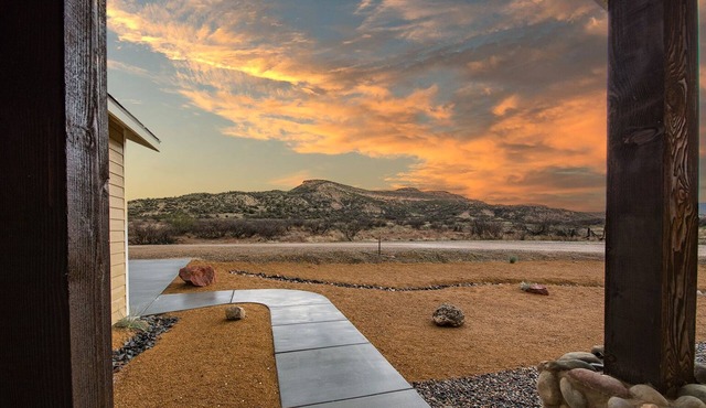 Manzanita Getaway, Creek Access & Hiking Nearby!