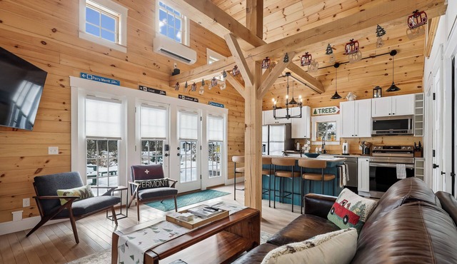 Maple Chalet: 2 bedroom, private, firepit, outdoor patio!