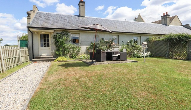 MAPLE COTTAGE, pet friendly, with open fire in Buckland Newton