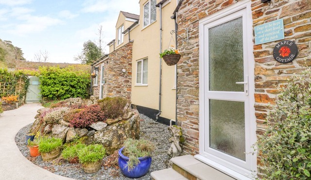 MAPLE COTTAGE, pet friendly, character holiday cottage in Tavistock
