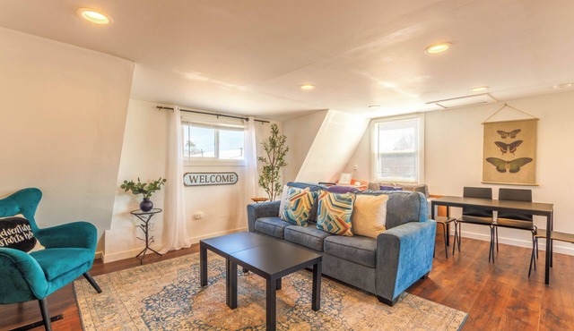 Maple Getaway -Upstairs Apt. Walk to Downtown, Beaches & Breweries
