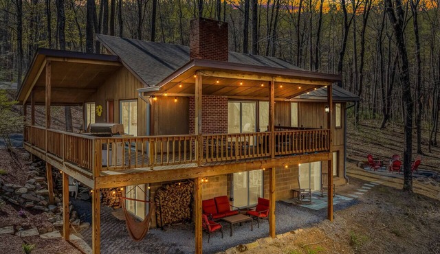 Maple Haven-Escape room, treehouse loft, fire pit, pool access, game room, grill