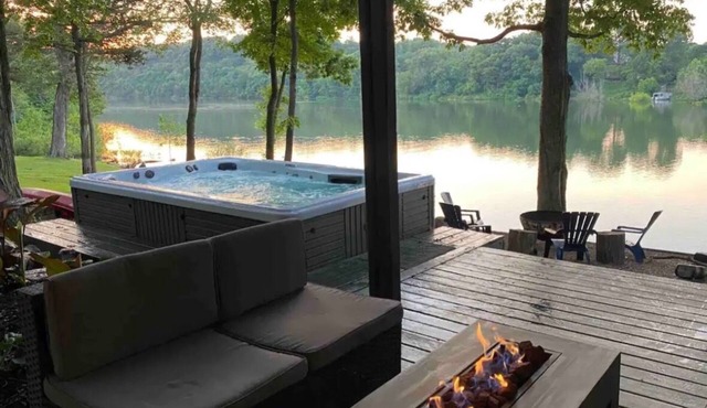 Maple Hollow @ Water's Edge: Lakefront~Hot tub~Fire Pit~Kayaks~Pet Friendly