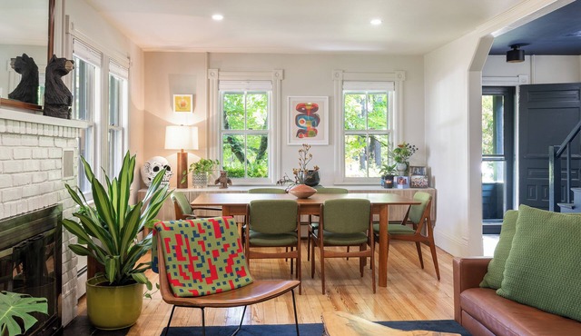 Maple House: Private/Romantic Walk-to-Town Oasis