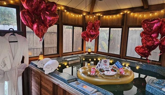 Maple House Romantic Getaway W/Hot Tub, Near IAH