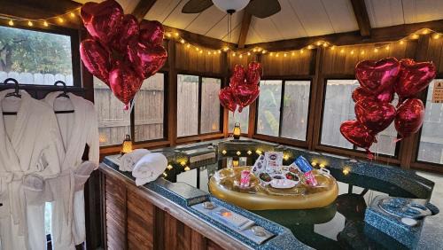 Maple House Romantic Getaway WHot Tub Near IAH