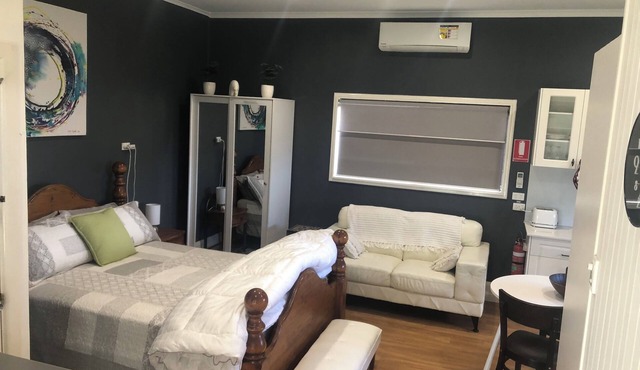 Maple Leaf Cottage - Pet Friendly, special rates for extended stays