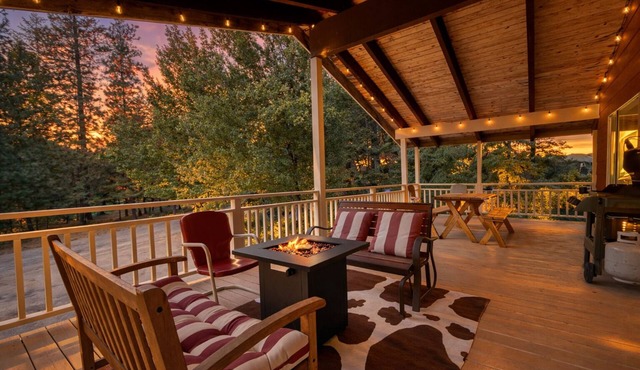 Maple Leaf Lodge-Hot Tub, Fenced Yard, WIFI, Dogs