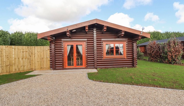 MAPLE LODGE, family friendly, with pool in Greetham, Rutland