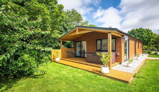 MAPLE LODGE, family friendly, with hot tub in Angarrack