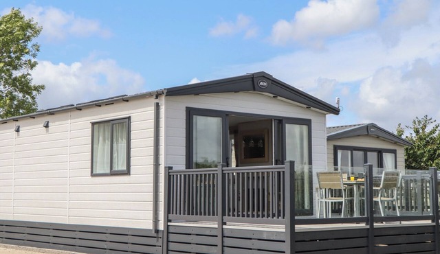 MAPLE LODGE, pet friendly, country holiday cottage in Kingsteignton