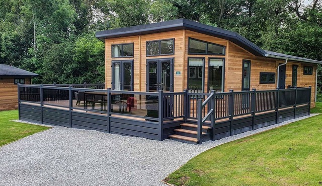 Maple Lodge | sleeps 6 - Hot Tub, Dog Friendly - 5* Visit England