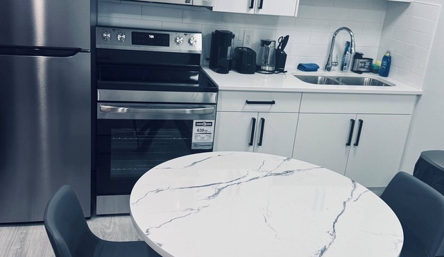 Maple Nest @ The Greens – Cozy, Tastefully Furnished Basement Suite