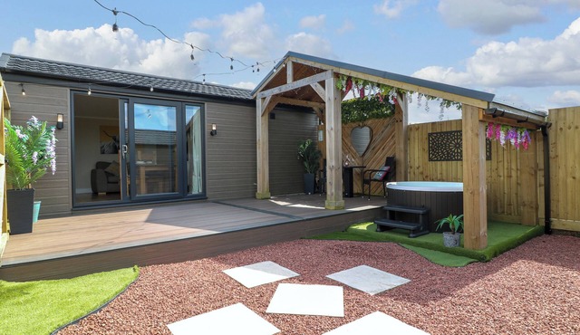 MAPLE, pet friendly, with hot tub in Donisthorpe