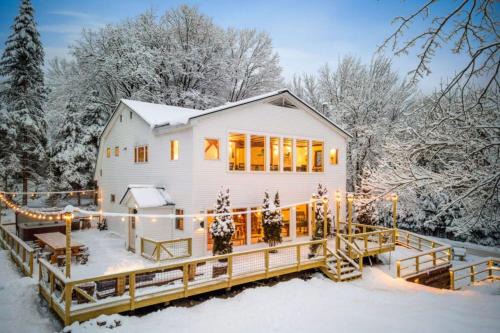 Maple Pine w Hot Tub Pool Table 3min to Mount Snow