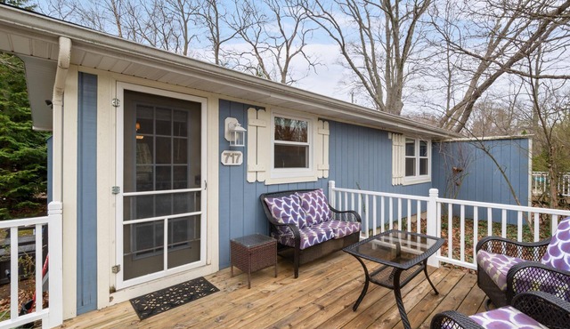 Maple Ridge Blue Cottage-HOT TUB!